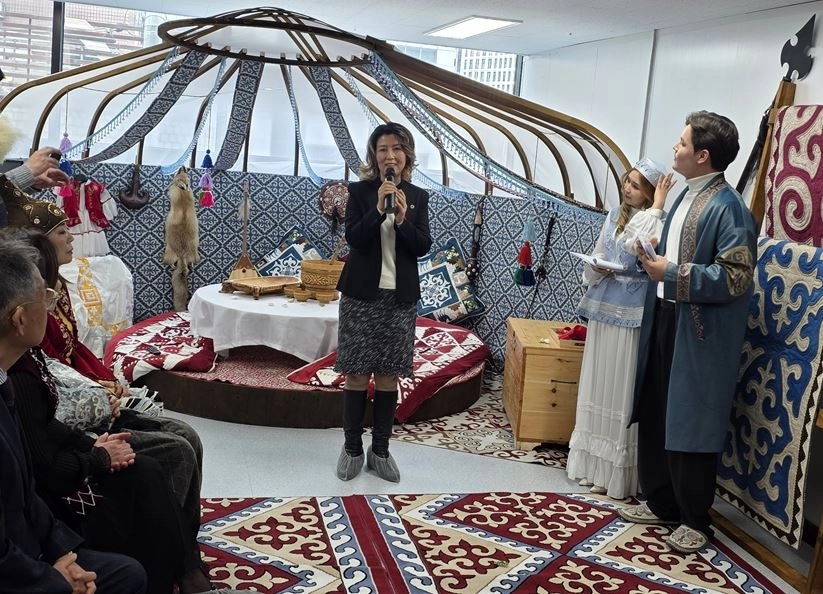 축사하는 아이수루 의원