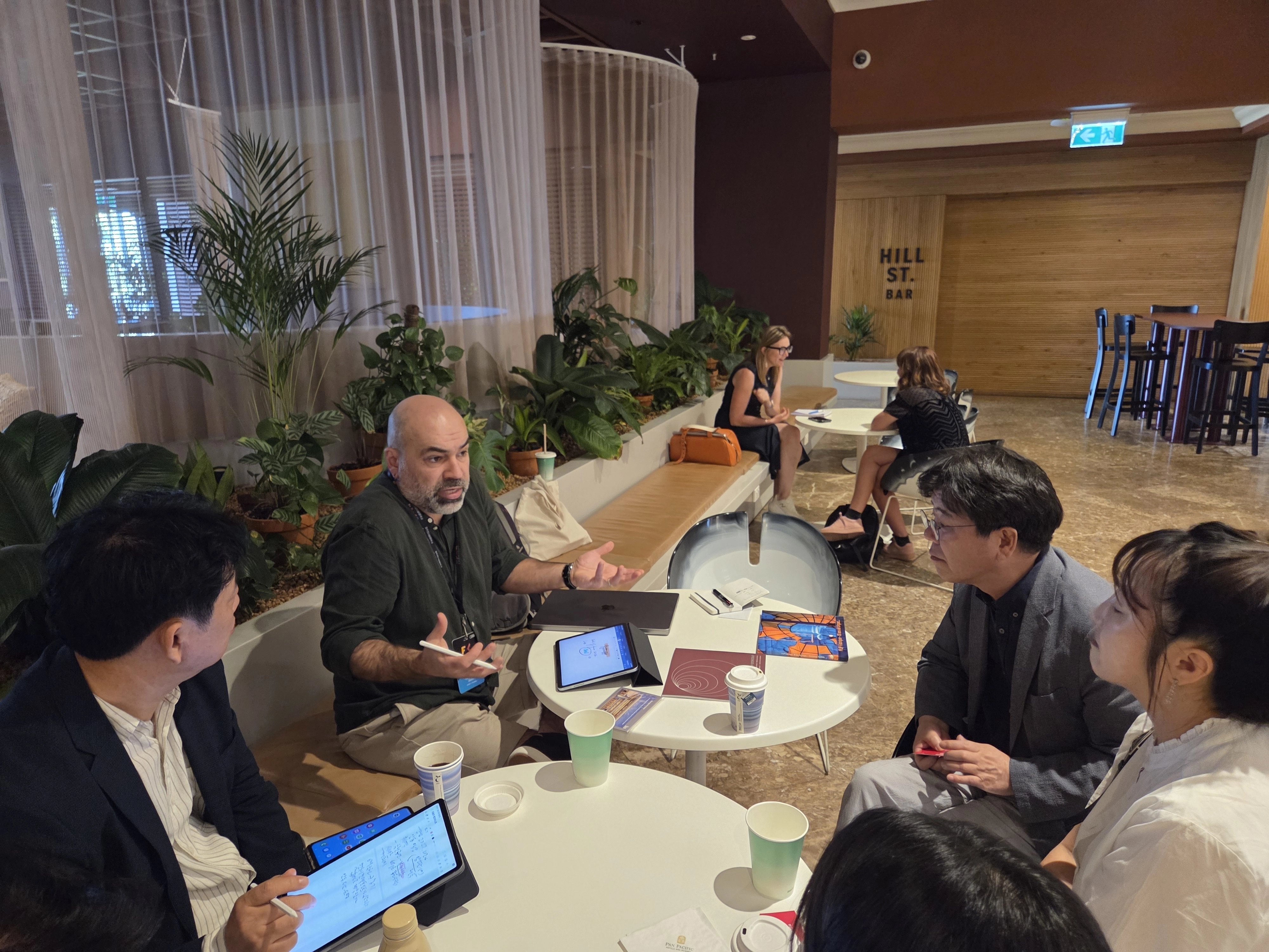 김상회 경기아트센터 사장(오른쪽 세 번째)이 호주 퍼스(Perth) 에서 열린 아시아·태평양 공연예술마켓(APAM) 캐나다 공연단체 디렉터인 프랜시스 줄리안과 대화를 나누고 있다. (경기아트센터 제공)