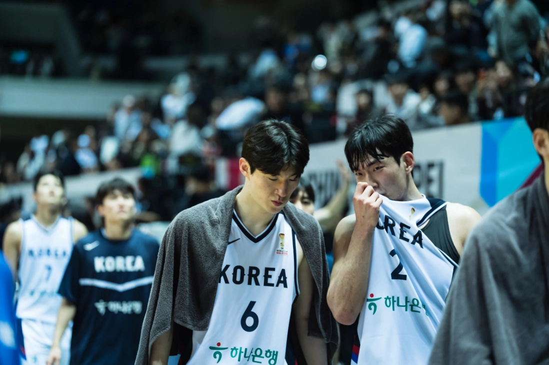 남자 농구 국가대표 이정현(왼쪽)과 신승민이 26일 대만 신베이시 신좡 체육관에서 열린 2027 국제농구연맹(FIBA) 농구 월드컵 아시아예선 대만전에서 패배한 뒤 경기장을 빠져나가고 있다. 2026.2.26 FIBA 제공
