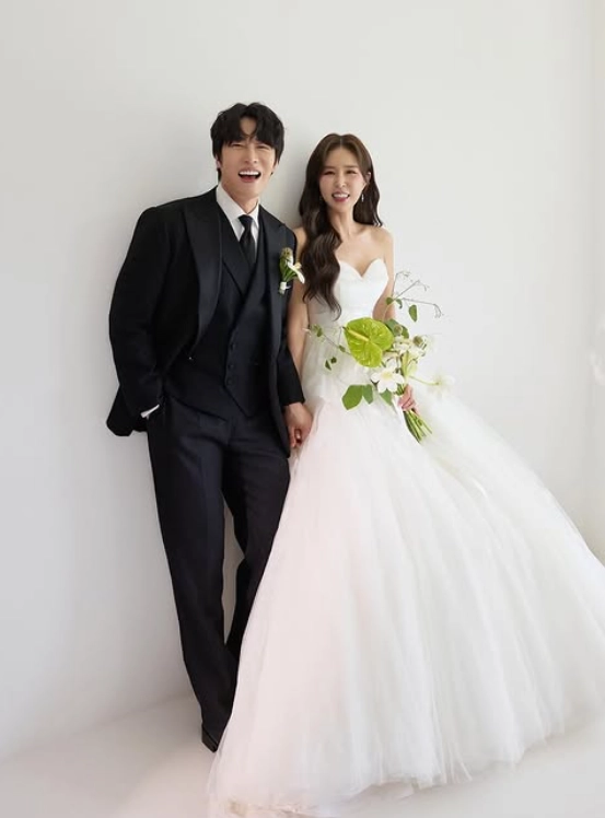 그룹 코요태 신지가 결혼을 앞두고 웨딩드레스 자태를 공개했다. 신지 인스타그램
