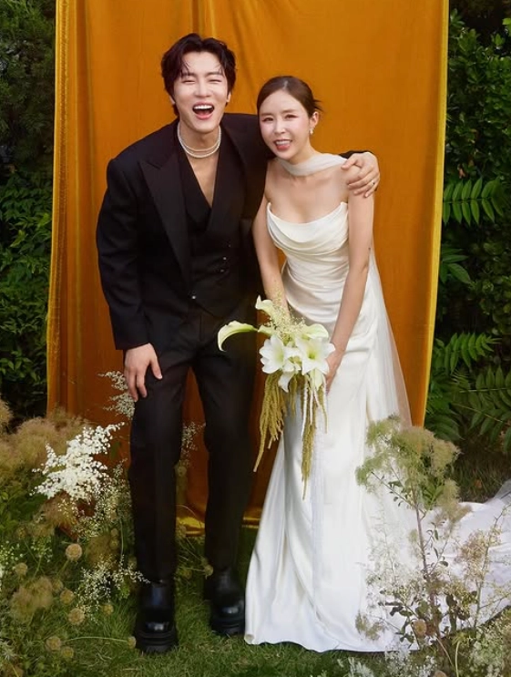 그룹 코요태 신지가 결혼을 앞두고 웨딩드레스 자태를 공개했다. 신지 인스타그램