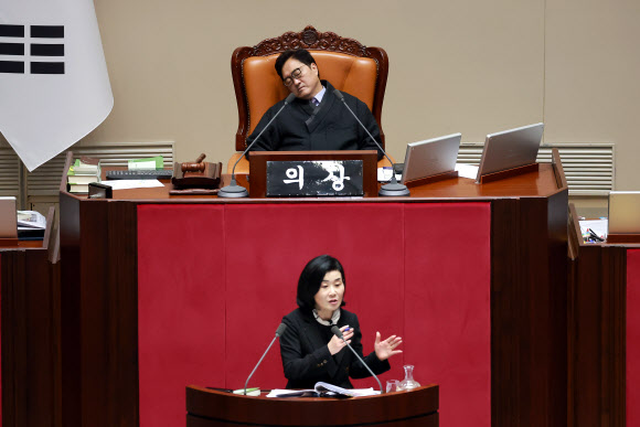 국민의힘 김희정 의원이 27일 국회에서 열린 2월 임시국회 8차 본회의에서 전날 상정된 재판소원제법(헌법재판소법 개정안)에 대한 무제한 토론을 하는 가운데 우원식 국회의장이 의장석을 지키고 있다. 2026.2.27  연합뉴스