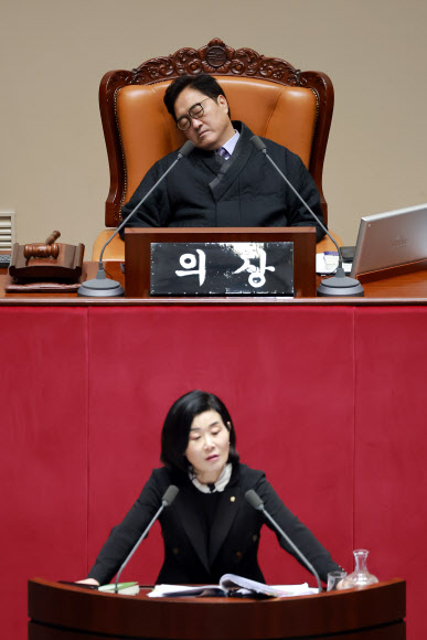 국민의힘 김희정 의원이 27일 국회에서 열린 2월 임시국회 8차 본회의에서 전날 상정된 재판소원제법(헌법재판소법 개정안)에 대한 무제한 토론을 하는 가운데 우원식 국회의장이 의장석을 지키고 있다. 2026.2.27  연합뉴스