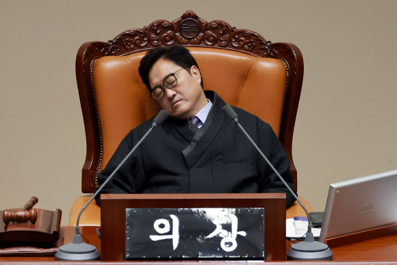 우원식 국회의장이 27일 국회에서 열린 2월 임시국회 8차 본회의에서 전날 상정된 재판소원제법(헌법재판소법 개정안)에 대한 국민의힘 김희정 의원의 무제한 토론을 들으며 의장석을 지키고 있다. 2026.2.27  연합뉴스