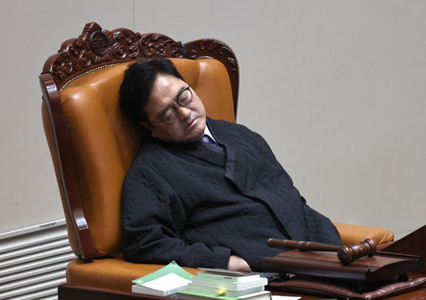 우원식 국회의장이 27일 오전 서울 여의도 국회에서 열린 제432회 국회(임시회) 제8차 본회의에서 헌법재판소법 일부개정법률안(대안)에 대한 김희정 국민의힘 의원의 무제한토론 때 눈을 감고 있다. 2026.02.27. 뉴시스