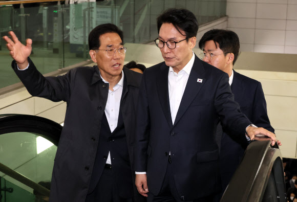 김민석 국무총리가 27일 서울 강서구 김포공항역에서 김포 골드라인 혼잡도 현장점검을 하고 있다. 왼쪽은 더불어민주당 김주영 의원. 2026.2.27  연합뉴스