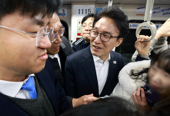 김민석 국무총리가 27일 경기도 김포시 사우역에서 김포 골드라인 열차를 타고 승객 과밀 상황을 점검하고 있다. 2026.2.27  공동취재