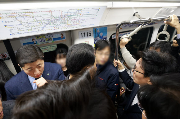 김민석 국무총리가 27일 경기도 김포시 사우역에서 김포 골드라인 열차를 타고 승객 과밀 상황을 점검하고 있다. 2026.2.27  공동취재
