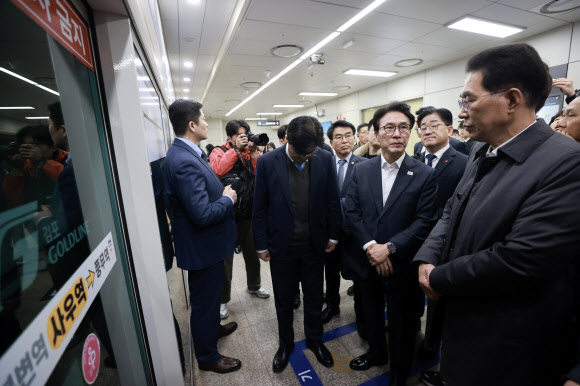 김민석 국무총리가 27일 경기도 김포시 사우역에서 김포 골드라인 열차를 타기 위해 대기하고 있다. 2026.2.27  공동취재