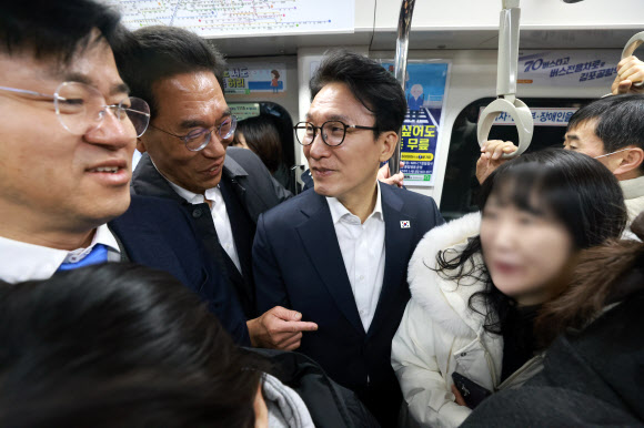 김민석 국무총리가 27일 경기도 김포시 사우역에서 김포 골드라인 열차를 타고 승객 과밀 상황을 점검하고 있다. 2026.2.27  공동취재