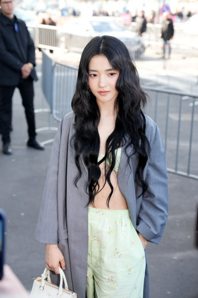 배우 김태리가 26일(현지시간) 이탈리아 밀라노에서 열린 ‘2026 프라다 가을/겨울 여성복 패션쇼’에 도착해 포즈를 취하고 있다. AP 연합뉴스