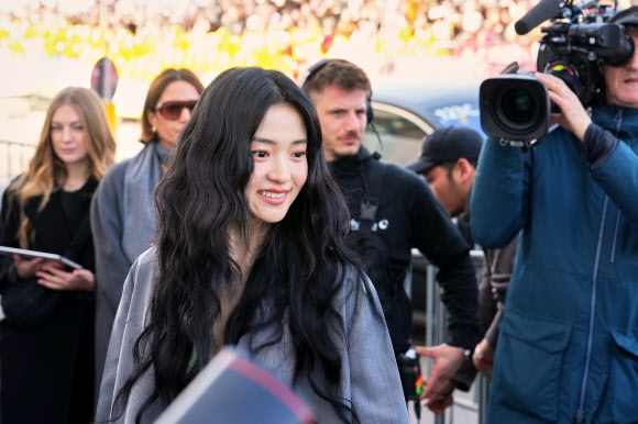 배우 김태리가 26일(현지시간) 이탈리아 밀라노에서 열린 ‘2026 프라다 가을/겨울 여성복 패션쇼’에 도착해 포즈를 취하고 있다. AP 연합뉴스