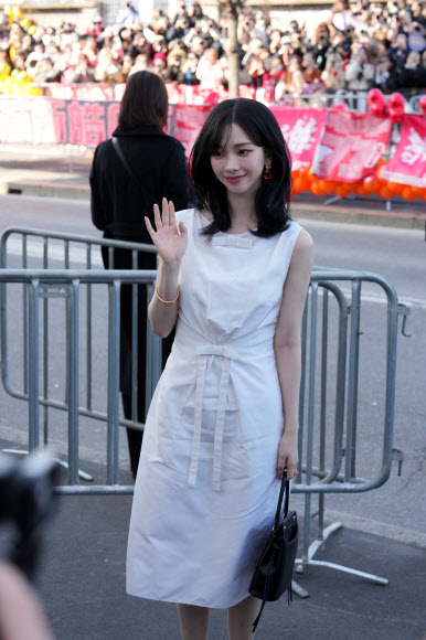 그룹 에스파의 카리나가 26일(현지시간) 이탈리아 밀라노에서 열린 ‘2026 프라다 가을/겨울 여성복 패션쇼’에 도착해 포즈를 취하고 있다. AP 연합뉴스