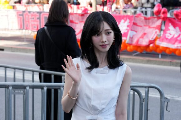 그룹 에스파의 카리나가 26일(현지시간) 이탈리아 밀라노에서 열린 ‘2026 프라다 가을/겨울 여성복 패션쇼’에 도착해 포즈를 취하고 있다. AP 연합뉴스