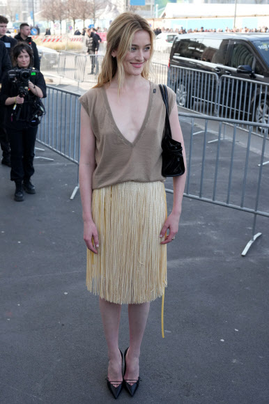 영화배우 사라 피전이 26일(현지시간) 이탈리아 밀라노에서 열린 ‘2026 프라다 가을/겨울 여성복 패션쇼’에 도착해 포즈를 취하고 있다. AP 연합뉴스