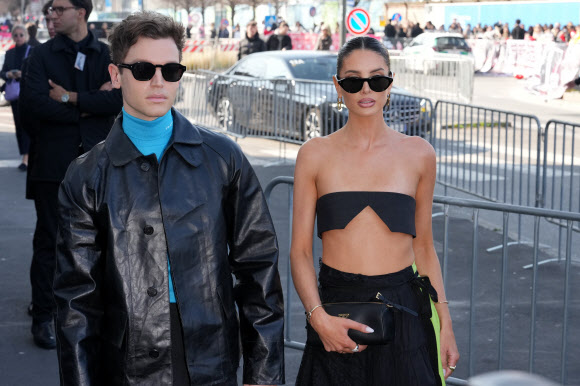 스베타 모르드보스카야가 26일(현지시간) 이탈리아 밀라노에서 열린 ‘2026 프라다 가을/겨울 여성복 패션쇼’에 도착해 포즈를 취하고 있다. AP 연합뉴스