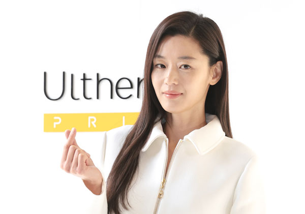 배우 전지현이 27일 서울 종로구 푸타라 서울에서 열린 뷰티 디바이스 울쎄라피 프라임™ 포토콜에 참석해 포즈를 취하고 있다. 2026.2.27 뉴스1