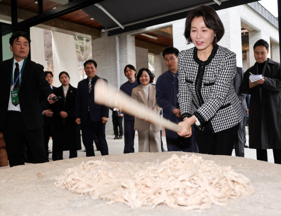 김혜경 여사가 27일 전북 전주천년한지관에서 닥나무 껍질을 닥돌 위에서 두드리고 있다. 2026.2.27  연합뉴스