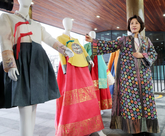 김혜경 여사가 27일 전북 전주천년한지관에서 한지로 만든 한복을 착용해 보고 있다. 2026.2.27  연합뉴스