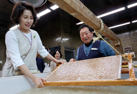 김혜경 여사가 27일 전북 전주천년한지관에서 한지 뜨기 체험을 하고 있다. 2026.2.27  연합뉴스