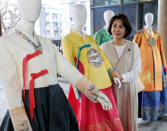 김혜경 여사가 27일 전북 전주천년한지관에서 한지로 만든 한복을 살펴보고 있다. 2026.2.27  연합뉴스