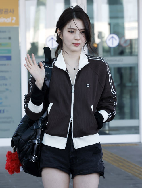 배우 한소희가 해외 패션쇼 참석을 위해 27일 인천국제공항을 통해 이탈리아 밀라노로 출국 하고 있다. 2026.02.27. 뉴시스