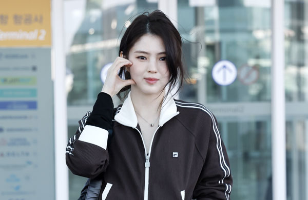 배우 한소희가 해외 패션쇼 참석을 위해 27일 인천국제공항을 통해 이탈리아 밀라노로 출국 하고 있다. 2026.02.27. 뉴시스