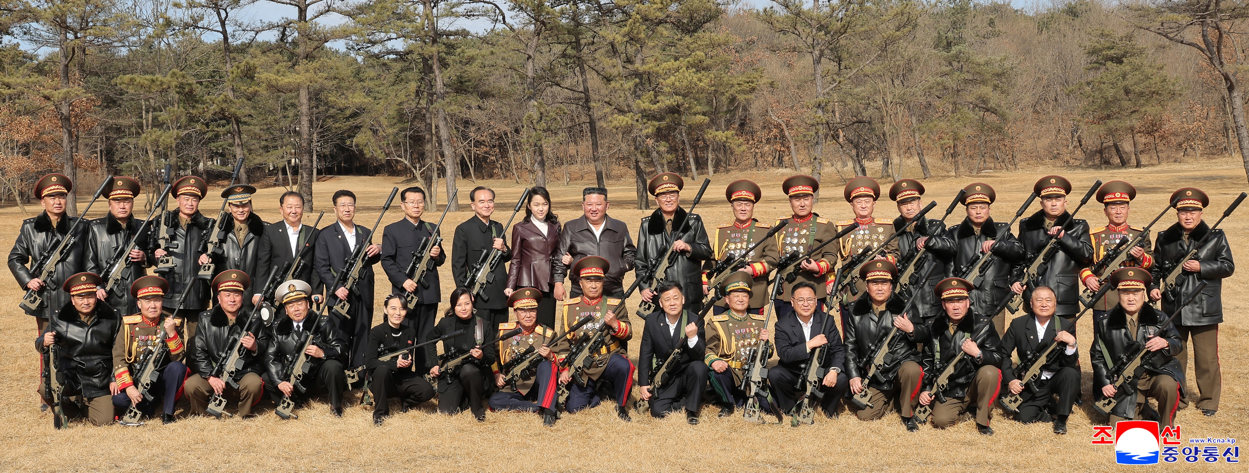 김정은 국무위원장이 27일 김여정 총무부장 등 이번에 새로 선출된 주요간부들에게 새로 개발한 저격수보총과 무기증서를 수여하고 야외 사격장에서 딸 주애 및 간부들과 사격연습 후 기념사진을 찍었다고 조선중앙통신이 28일 보도했다. 2026.2.28 평양 조선중앙통신 연합뉴스