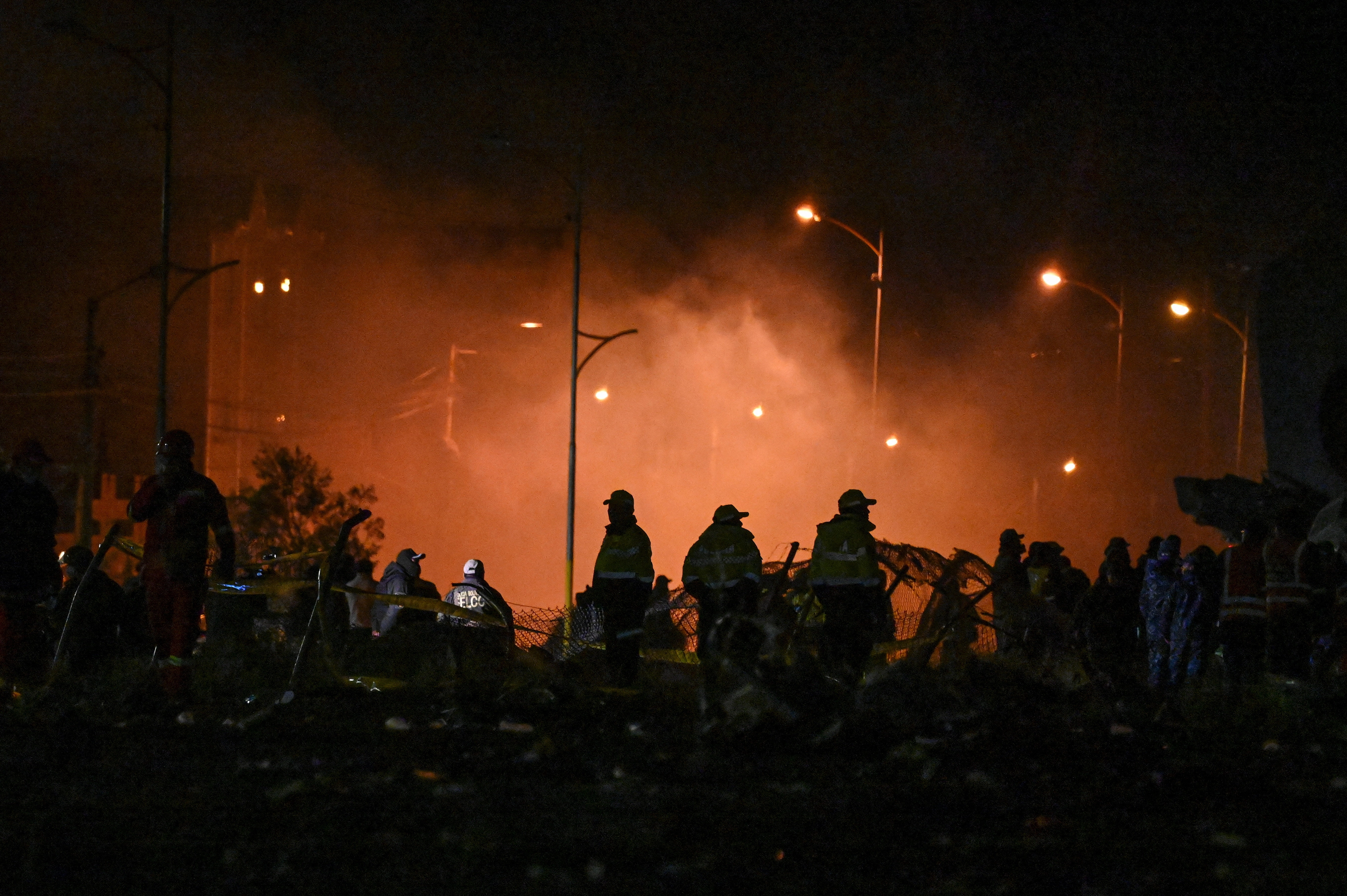 27일(현지시간) 볼리비아 군 수송기가 추락한 수도 라파스 인근 엘알토 국제공항 근처 사고 현장에 사람들이 몰려 있다. 2026.2.27 로이터 연합뉴스
