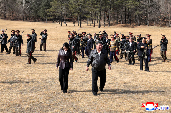 김정은 국무위원장이 27일 김여정 총무부장 등 이번에 새로 선출된 주요간부들에게 새로 개발한 저격수보총과 무기증서를 수여하고 야외 사격장에서 딸 주애 및 간부들과 사격연습 후 기념사진을 찍었다고 조선중앙통신이 28일 보도했다. 2026.2.28. 평양 조선중앙통신 연합뉴스