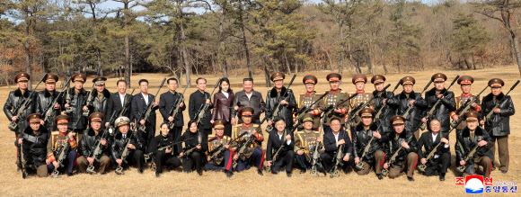 김정은 국무위원장이 27일 김여정 총무부장 등 이번에 새로 선출된 주요간부들에게 새로 개발한 저격수보총과 무기증서를 수여하고 야외 사격장에서 딸 주애 및 간부들과 사격연습 후 기념사진을 찍었다고 조선중앙통신이 28일 보도했다. 2026.2.28. 평양 조선중앙통신 연합뉴스