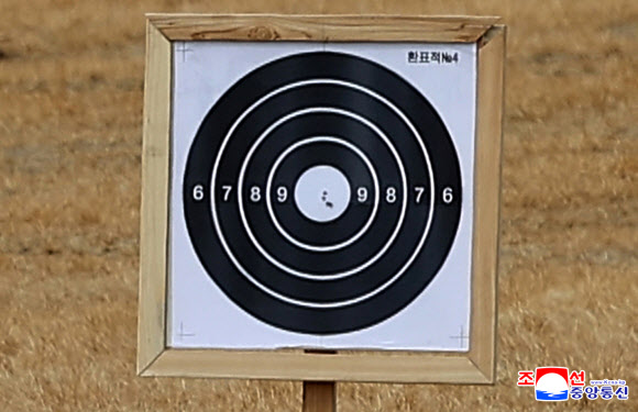 김정은 국무위원장이 27일 주요간부들에게 새로 제작한 저격수보총을 시험사격후 만점 표적지 과녁 사진을 공개했다. 2026.2.28. 평양 조선중앙통신 연합뉴스