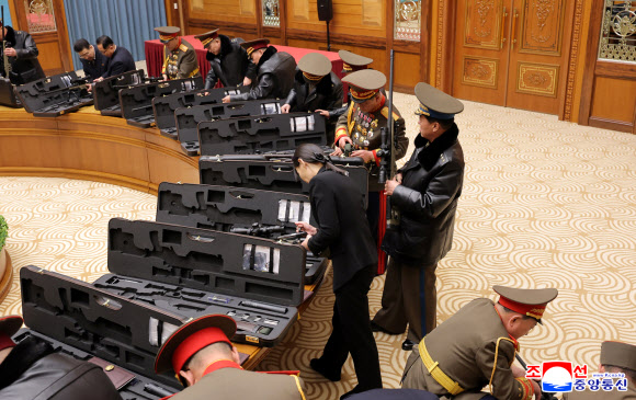 김정은 국무위원장이 27일 김여정 총무부장 등 이번에 새로 선출된 주요간부들에게 새로 개발한 저격수보총과 무기증서를 수여하고 야외 사격장에서 딸 주애 및 간부들과 사격연습 후 기념사진을 찍었다고 조선중앙통신이 28일 보도했다. 2026.2.28. 평양 조선중앙통신 연합뉴스