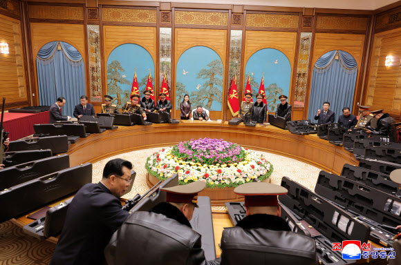 김정은 국무위원장이 27일 김여정 총무부장 등 이번에 새로 선출된 주요간부들에게 새로 개발한 저격수보총과 무기증서를 수여하고 야외 사격장에서 딸 주애 및 간부들과 사격연습 후 기념사진을 찍었다고 조선중앙통신이 28일 보도했다. 2026.2.28. 평양 조선중앙통신 연합뉴스