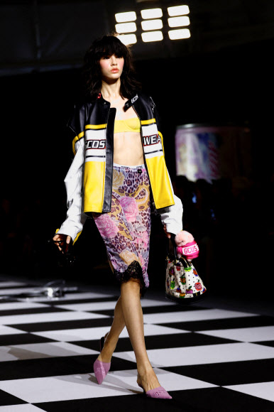 27일(현지시간) 이탈리아 밀라노에서 열린 패션 위크 기간 중 GCDS 2026-2027 가을/겨울 컬렉션을 모델이 선보이고 있다. 로이터 연합뉴스