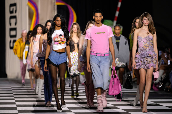 27일(현지시간) 이탈리아 밀라노에서 열린 패션 위크 기간 중 GCDS 2026-2027 가을/겨울 컬렉션을 모델들이 선보이고 있다. AP 연합뉴스