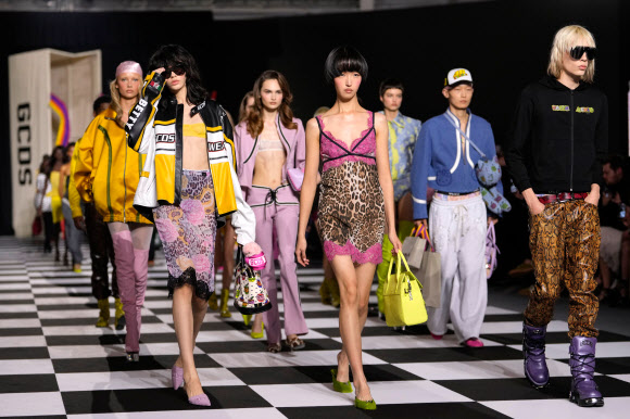 27일(현지시간) 이탈리아 밀라노에서 열린 패션 위크 기간 중 GCDS 2026-2027 가을/겨울 컬렉션을 모델들이 선보이고 있다. AP 연합뉴스