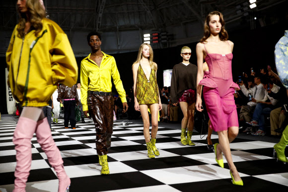 27일(현지시간) 이탈리아 밀라노에서 열린 패션 위크 기간 중 GCDS 2026-2027 가을/겨울 컬렉션을 모델들이 선보이고 있다. 로이터 연합뉴스