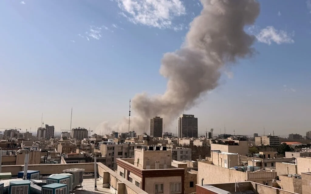 28일 이란 수도 테헤란에서 미국과 이스라엘의 공격으로 화염이 피어오르고 있다. 테헤란 AP 연합뉴스