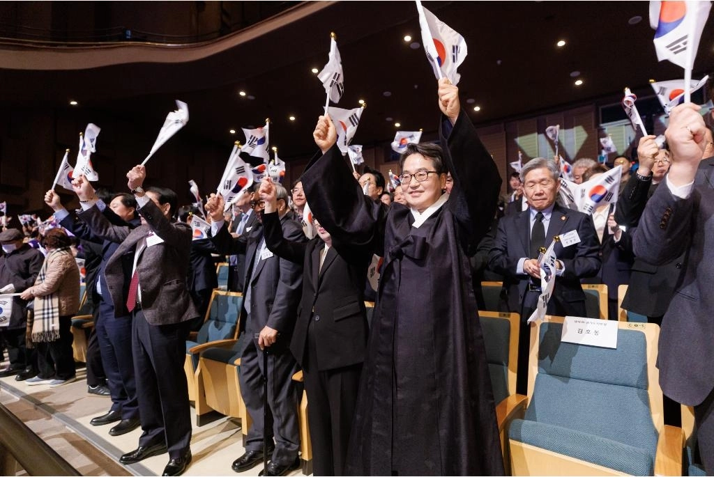 1일 오전 제107주년 3·1절 기념식에서 김동연 경기도지사 등 참석자들이 ‘만세삼창’을 하고 있다. (경기도 제공)