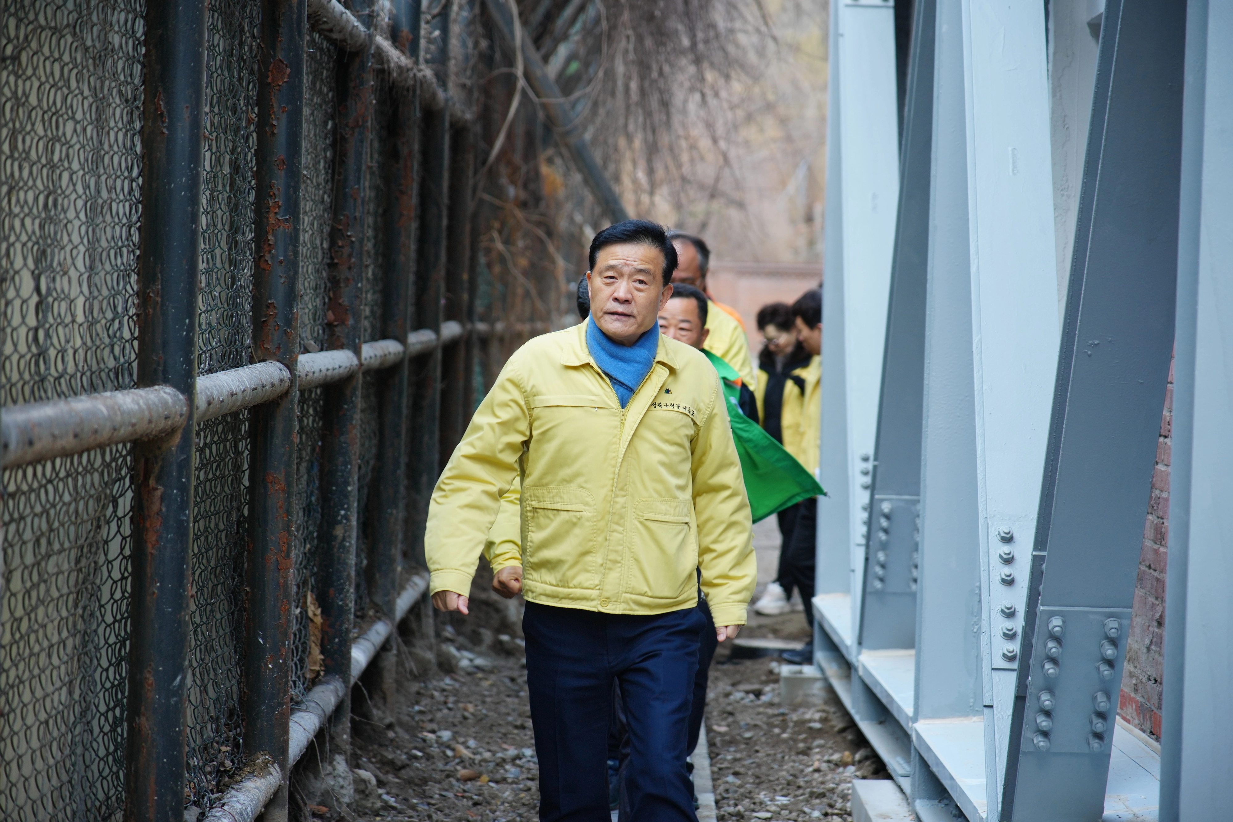 이승로 성북구청장이 지난해 3월 진행된 해빙기 구청장 합동점검에서 성북구 종암중 뒤 급경사지 인근을 살피고 있다. 성북구 제공