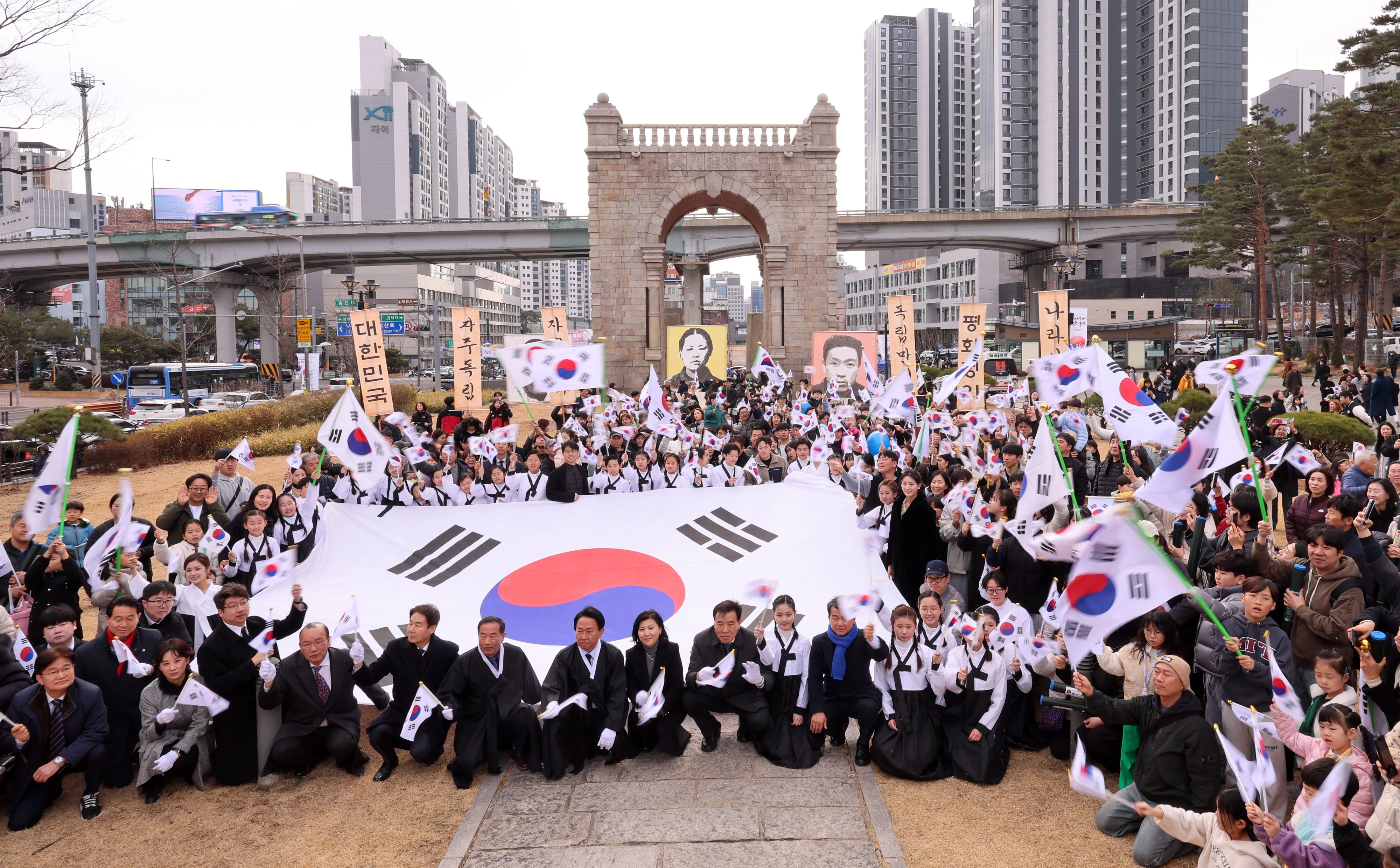 1일 오전 서울 서대문구 서대문형무소역사관에서 열린 제107주년 3·1절 기념 ‘1919 서대문, 그날의 함성’ 행사를 마친 시민들이 독립문으로 행진해 만세를 외치고 있다. 뉴시스