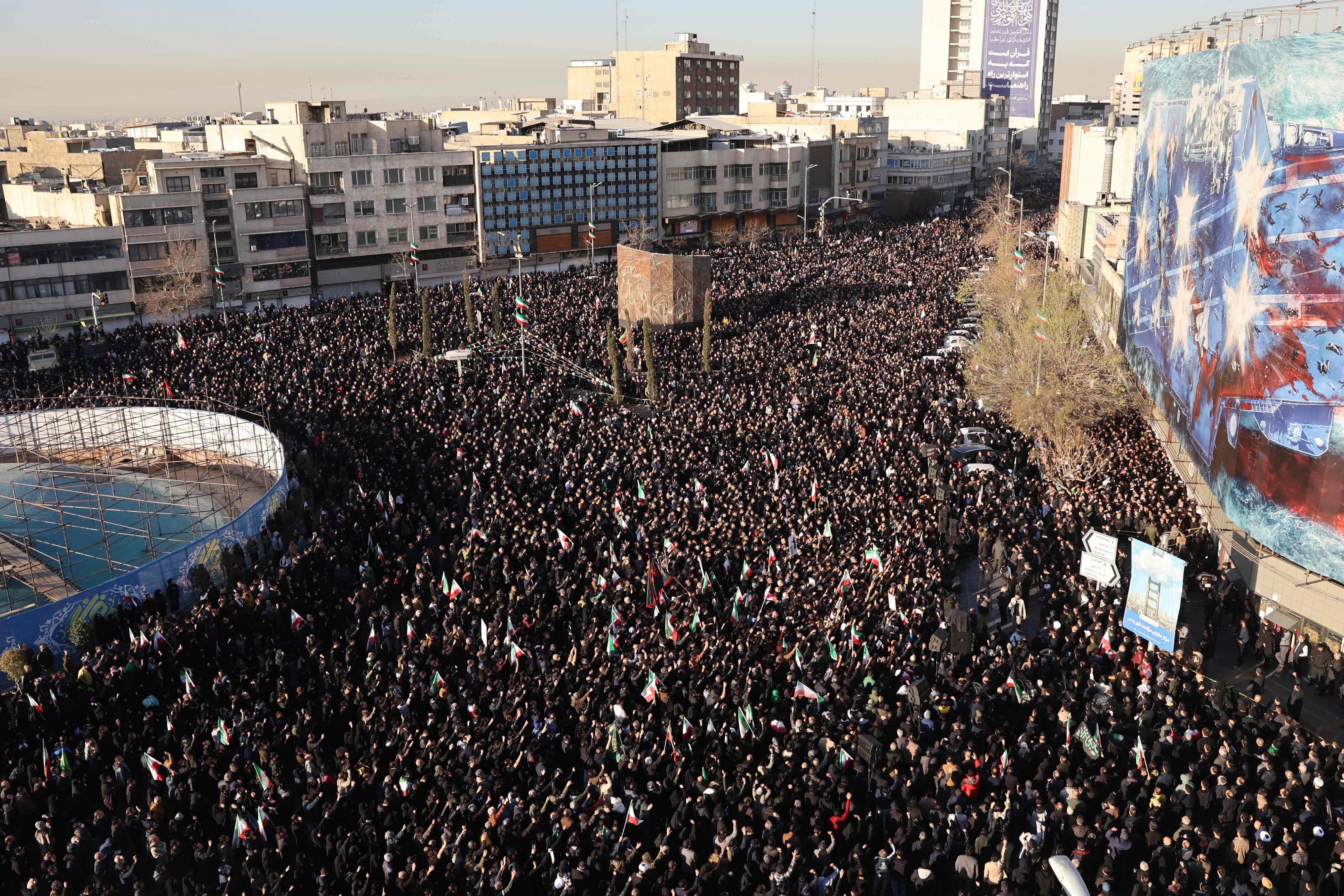 미국과 이스라엘의 공습으로 사망한 이란 최고 지도자 아야톨라 알리 하메네이를 애도하는 사람들이 1일(현지시간) 이란 수도 테헤란의 한 광장을 가득 메우고 있다. AFP 연합뉴스