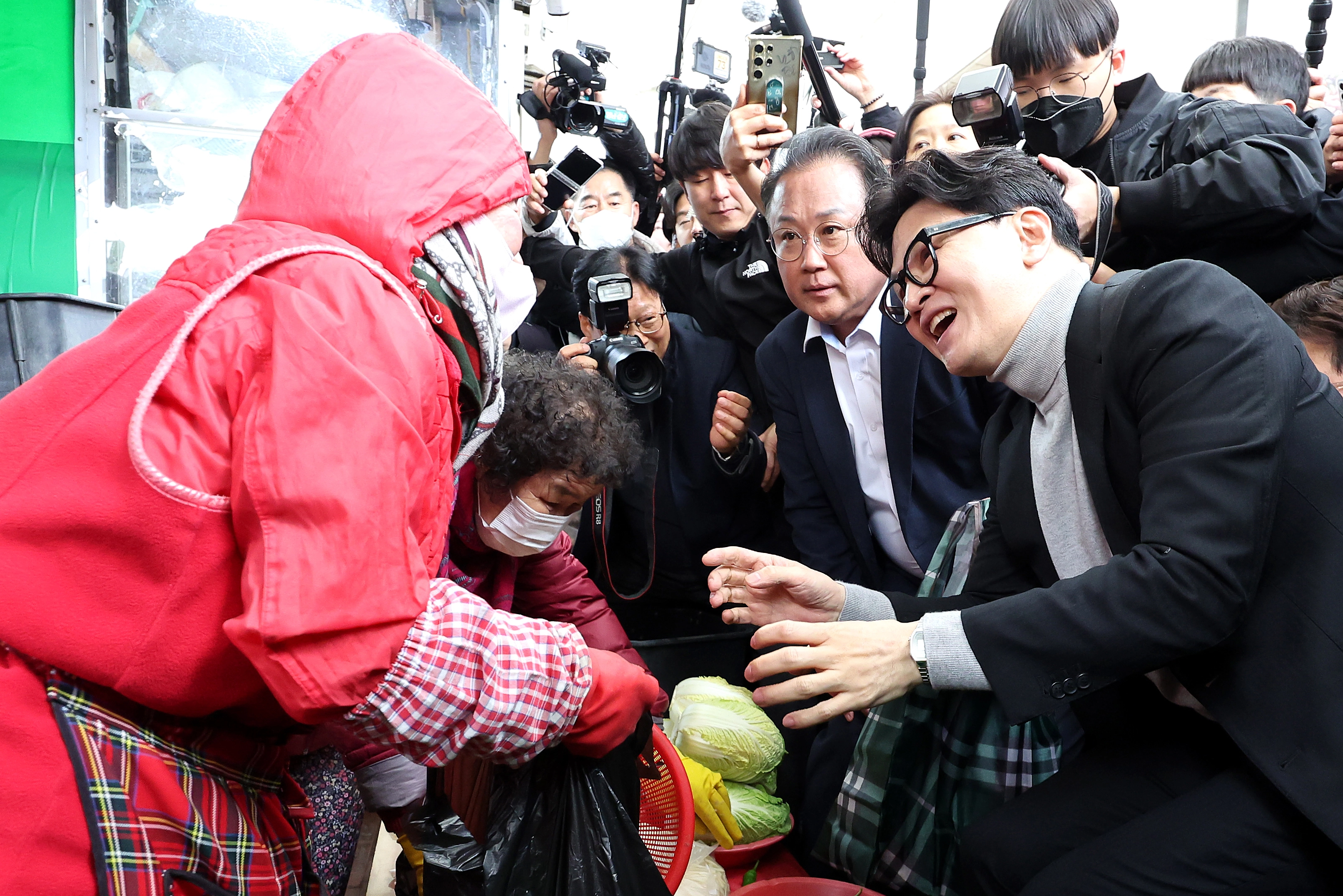당 게시판의 비판글에 도덕과 윤리의 잣대를 들이대면서 국민의힘은 최악의 내분으로 치달았다. 사진은 지난달 27일 대구 서문시장을 방문한 한동훈 전 국민의힘 대표.
뉴시스