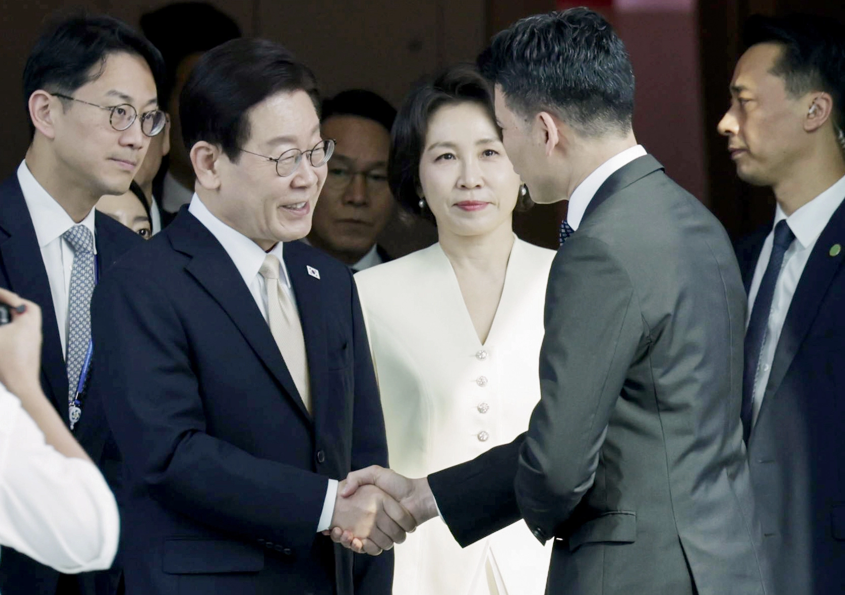 싱가포르를 국빈 방문한 이재명 대통령과 김혜경 여사가 1일 창이 국제공항에서 영접 인사와 악수하고 있다. 2026.3.1 연합뉴스