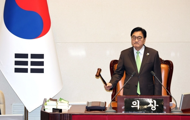 우원식 국회의장이 1일 국회에서 열린 본회의에서 의사봉을 두드리고 있다. 2026.3.1. 연합뉴스