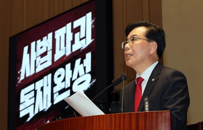 국민의힘 송언석 원내대표가 1일 국회 예결위회의장에서 열린 의원총회에서 발언하고 있다. 2026.3.1. 연합뉴스