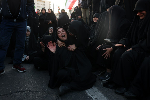 1일(현지시간) 이란 테헤란의 엔켈라브 광장에서 미국과 이스라엘의 합동 공격으로 사망한 이란 최고 지도자 아야톨라 알리 하메네이의 죽음을 시민들이 애도하고 있다. EPA 연합뉴스