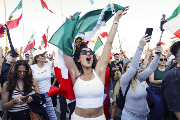 28일(현지시간) 미국 캘리포니아주 로스앤젤레스에서 미국과 이스라엘의 이란 공습 이후 시위대가 환호하고 있다. EPA 연합뉴스