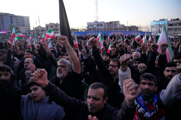 1일(현지시간) 이란 테헤란에서 국영 TV가 이란 최고 지도자 아야톨라 알리 하메네이의 사망을 공식 발표한 후 정부 지지자들이 집회에서 구호를 외치고 있다. AP 연합뉴스